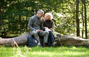 couple-having-a-picnic-together-on-a-tree-trunk