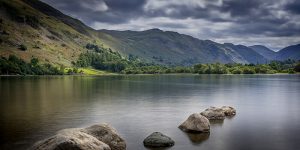 the-lake-district-england-rocks-leading-onto-a-lake